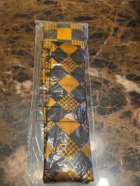 Men's Black and Gold Argyle Pattern Tie - Classic Formal Accessory